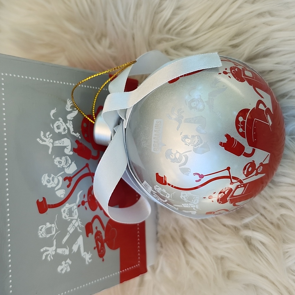 NWOT THINKGEEK 2010 HOLIDAY ORNAMENT